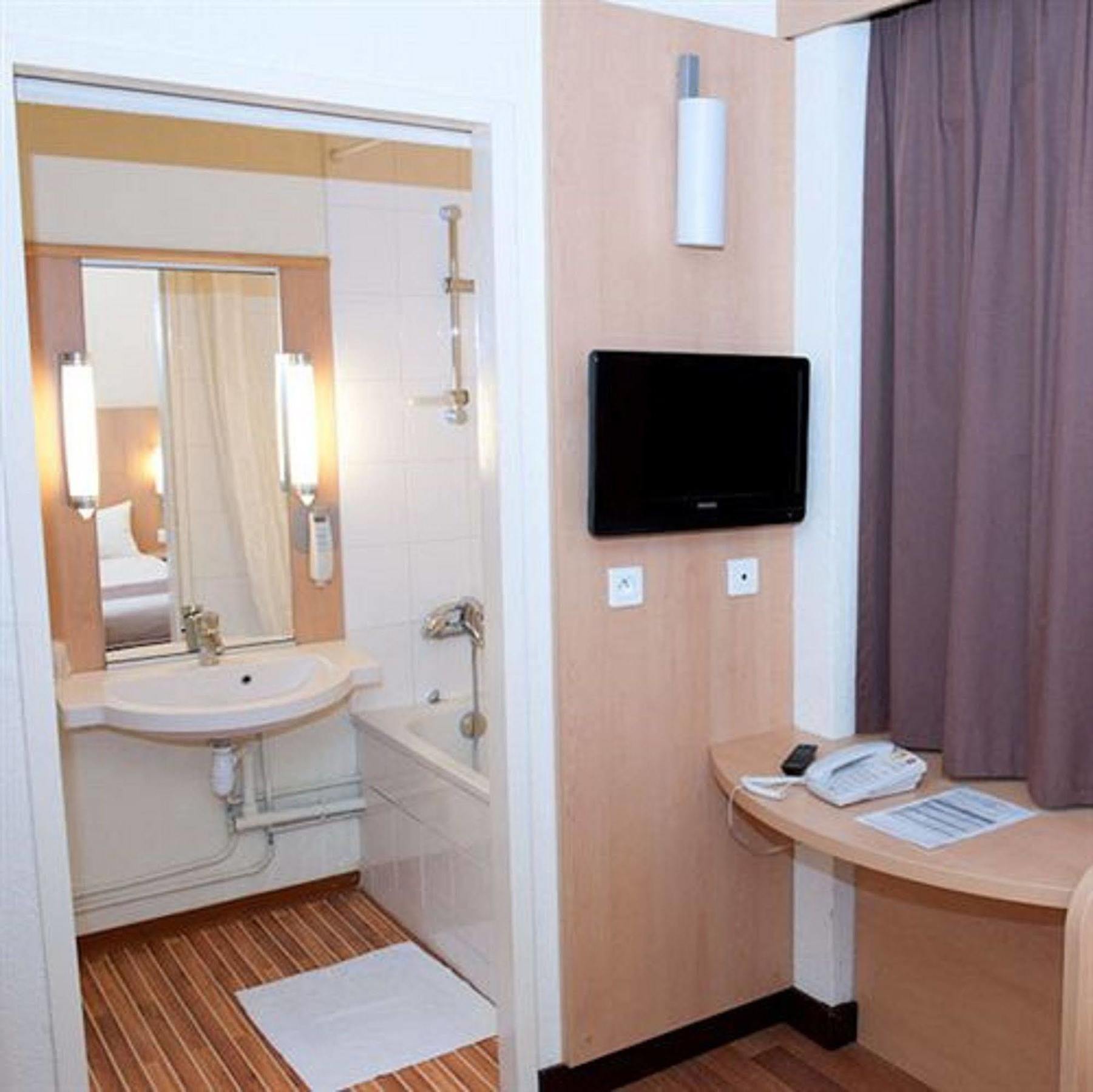 Egg Hotel Gonesse Exterior foto